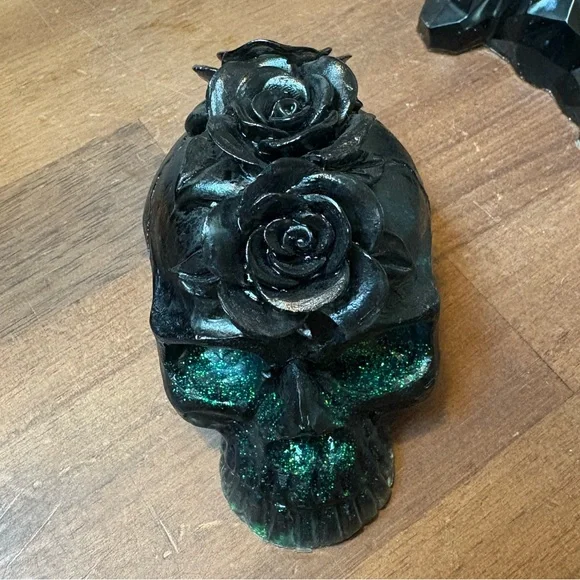 Black Resin Skull - Picture 2 of 4